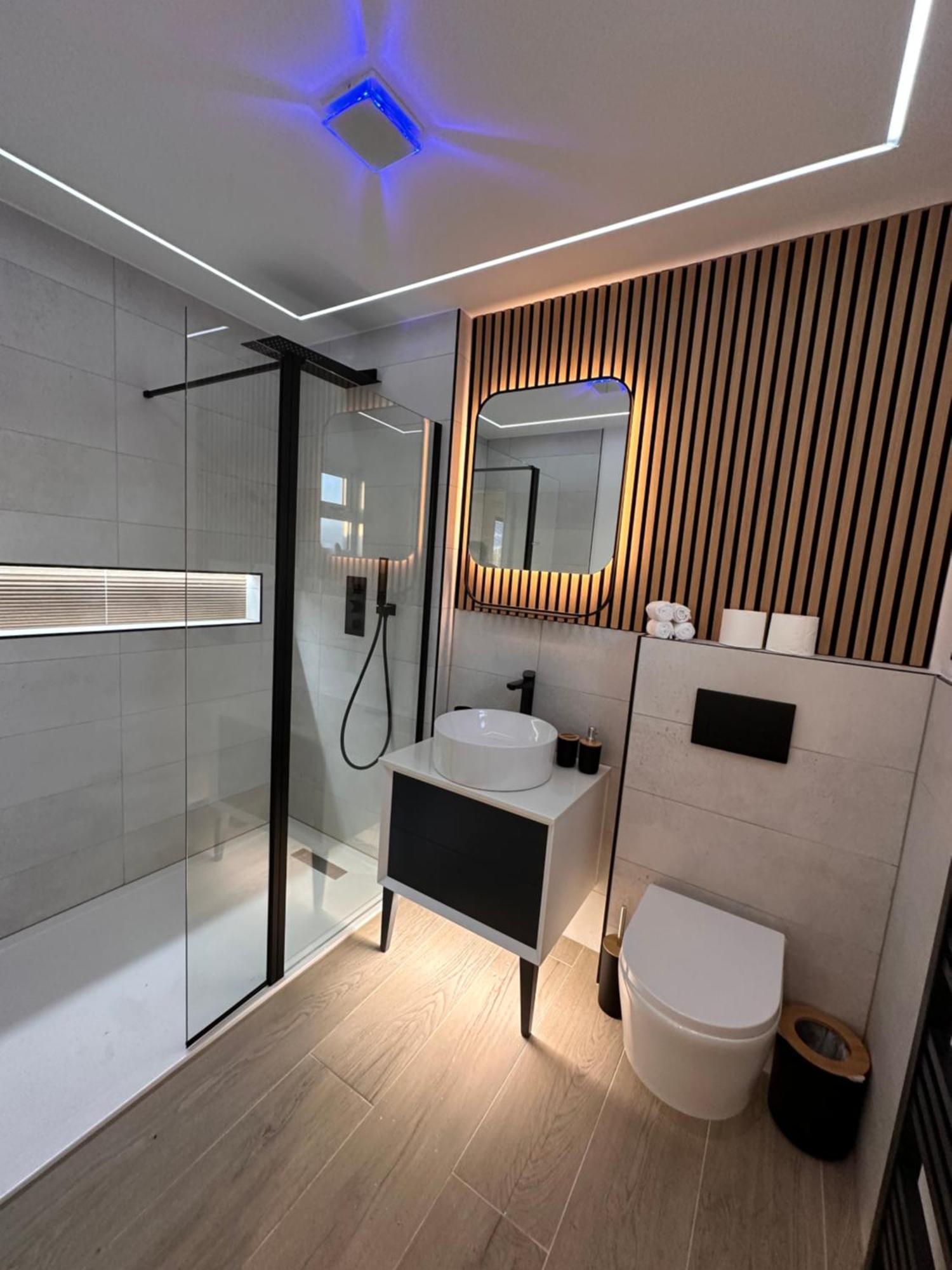 R5 - Luxury Private Ensuite Self-Contained Room - Newly Renovated هالزوين المظهر الخارجي الصورة